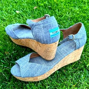 TOMS Size 7 Chambray Platform Wedge Sandals Ankle Buckle Denim